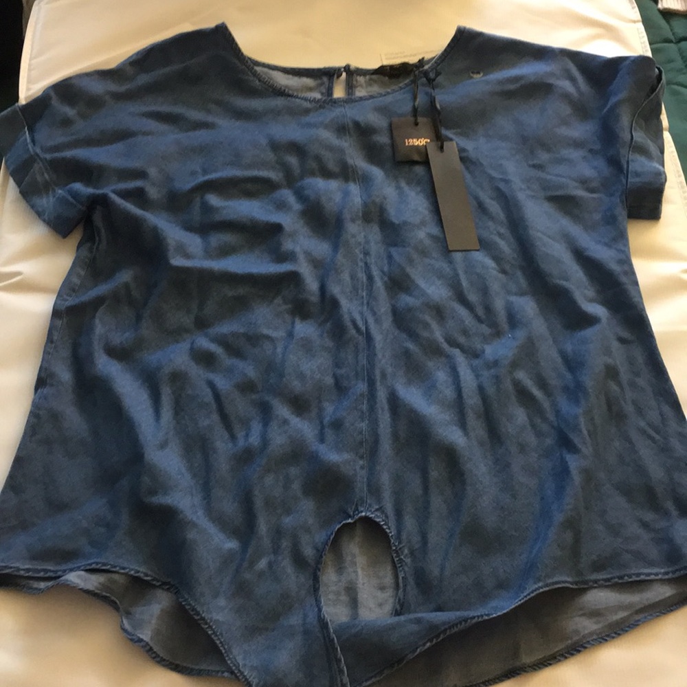 1250c Top - Size medium - NWT